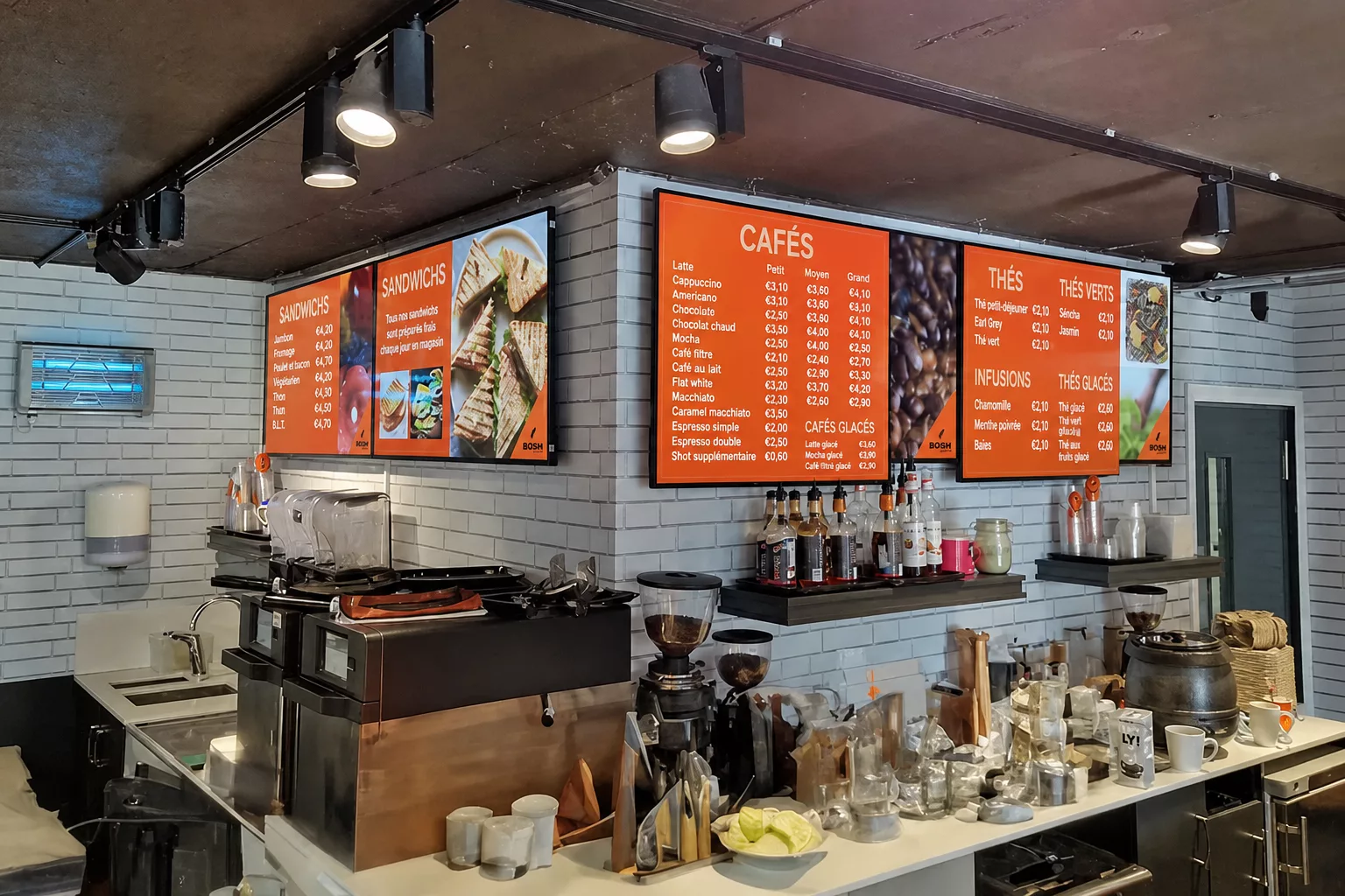 Comment l'affichage dynamique stimule la demande de produits et capte l'attention des clients